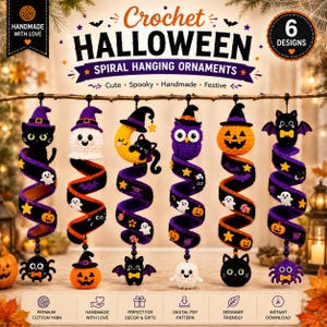 Könnte beinhalten: Sechs gehäkelte Halloween-Spiralanhänger mit einer schwarzen Katze, einem Geist, einer Mondsichel, einer Eule, einem Kürbis und einer Fledermaus. Jedes Ornament hat einen spiralförmigen Schwanz, der mit kleinen Motiven wie Sternen und Geistern verziert ist.