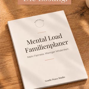May include: A white planner with the text Die L&ouml;sung, Mental Load Familienplaner, Gemeinsam, Mehr Fairness. Weniger Mitdenken. and Gentle Peace Studio printed in black and terracotta. The planner has a clean, minimalist cover design.