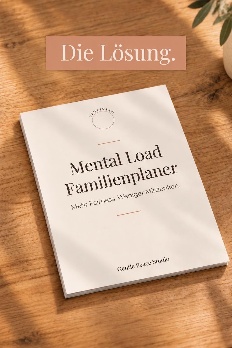 May include: A white planner with the text Die L&ouml;sung, Mental Load Familienplaner, Gemeinsam, Mehr Fairness. Weniger Mitdenken. and Gentle Peace Studio printed in black and terracotta. The planner has a clean, minimalist cover design.