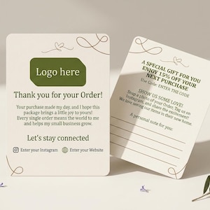 Puede incluir: Dos tarjetas rectangulares de color crema con esquinas redondeadas y texto en verde oscuro. La tarjeta izquierda presenta un recuadro verde con el texto Logo here, Thank you for your Order! y Let's stay connected. La derecha incluye un descuento.