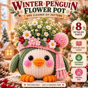 Op de afbeelding: Een doe-het-zelfpatroon voor een winterpinguïn-bloempot gemaakt van pijpenragers. De afbeelding toont een pluche-achtige pinguïn met een witte buik, groen lichaam, oranje snavel en voeten, en roze wangen, met een roze muts en sjaal, bekroond met witte bloemen.