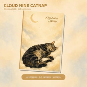 Puede incluir: Un cuaderno titulado Cloud Nine Catnap con un gato atigrado durmiendo sobre nubes bajo una luna creciente. La portada incluye el texto Cloud Nine Catnap. Disponible en opciones de tapa dura A5, tapa dura 5x7 y espiral A5.