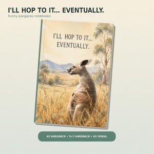 Può includere: Un taccuino con copertina rigida che presenta un'illustrazione ad acquerello di un canguro in un campo erboso con montagne sullo sfondo. Il testo I'LL HOP TO IT... EVENTUALLY. è stampato sulla copertina. Disponibile nel formato A5.
