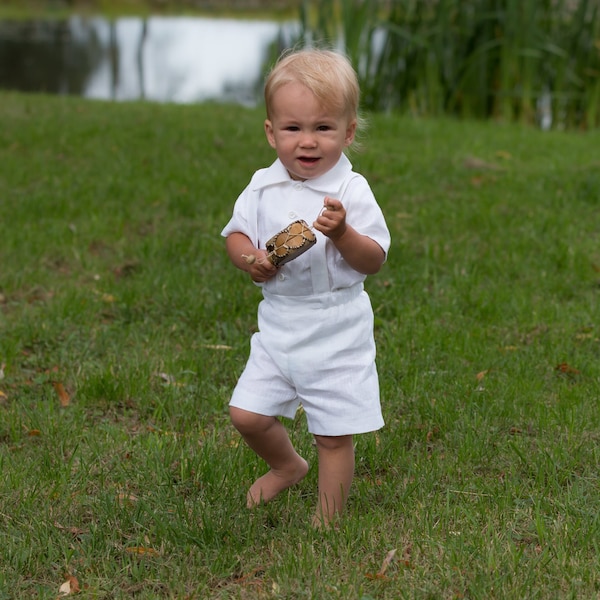 Short + bretelles + chemise en lin blanc bébé garçon, tenue de baptême, tenue blanche de porteur d'alliances, tenue de plusieurs couleurs pour garçon salopette couvre-couche