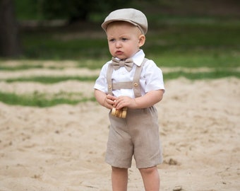 Baby jongen beige linnen pak rustieke pagina jongen outfit Beige krantenverkoper ring aan toonder pak peuter shorts bretels krantenverkoper hoed shirt doopsel outfit