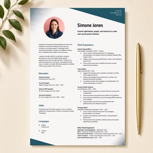 Puede incluir: Un documento de currículum profesional para Simone Jones que incluye una foto circular, datos de contacto, experiencia laboral, educación y habilidades. El diseño presenta detalles geométricos en azul oscuro en las esquinas.