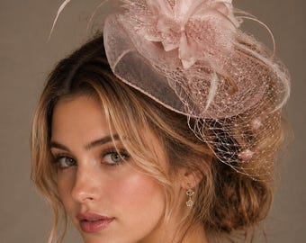 Tocado rosa palo con estampado floral de malla para bodas, fiestas de té y cócteles.