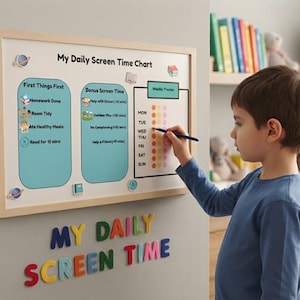 Może przedstawiać: Prostokątna biała tablica w jasnej drewnianej ramie z napisem My Daily Screen Time Chart. Zawiera sekcje First Things First, Bonus Screen Time oraz Weekly Tracker z kolorowymi kropkami. Poniżej tablicy znajdują się słowa MY DAILY SCREEN TIME.