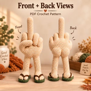 Könnte beinhalten: Eine Häkelanleitung mit einer beigen Handfigur, die den Mittelfinger zeigt und auf zwei Beinen in grün-braunen Flip-Flops steht. Der Text lautet Front + Back Views, PDF Crochet Pattern, Front, Back, Good Crochet Vibes und Small Projects Big Joy.