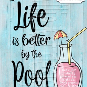 Puede incluir: Un fondo de madera azul y blanco con el texto "Life is better by the Pool" en fuente cursiva negra. Una ilustración de dibujos animados de una bebida rosa con una pajita amarilla y una sombrilla roja y amarilla está en el lado derecho de la imagen. El texto "This a just a SAMPLE of what you might do. Drink graphic NOT included" está en un cuadro blanco en la bebida.