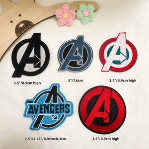 Può includere: Cinque toppe ricamate con il logo degli Avengers in vari colori, tra cui nero, blu, rosso e bianco. Le toppe presentano l'iconico simbolo 'A', una delle quali include il testo 'THE AVENGERS'. Le dimensioni variano da 7,6 cm a 8,9 cm di altezza.