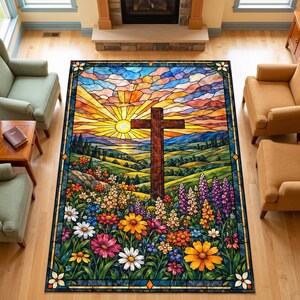 Könnte beinhalten: Ein rechteckiger Teppich mit einem Design im Buntglas-Stil, das ein hölzernes Kreuz in einem Feld aus bunten Wildblumen unter einem Sonnenaufgangshimmel mit Hügeln und Wolken zeigt, eingefasst von einem dekorativen geometrischen Randmuster.