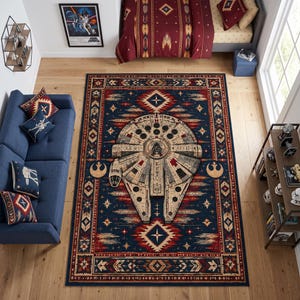 Peut inclure: Un tapis rectangulaire orné d'un grand motif central représentant le Faucon Millenium sur un fond bleu foncé avec des motifs géométriques rouges, blancs et dorés. Le design inclut deux symboles de l'Alliance rebelle et une bordure décorative.