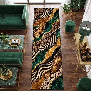 Könnte beinhalten: Ein rechteckiger Läufer mit einem sich wiederholenden Muster aus wellenförmigen Bändern. Das Design enthält Abschnitte mit dunkelgrüner Marmorstruktur, goldfarbenen Wellen, schwarz-weißen Zebrastreifen sowie braun-schwarzen Leoparden- und Schlangenmustern.