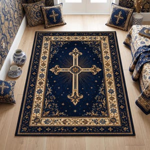 Può includere: Un tappeto rettangolare con uno sfondo blu navy profondo e una grande croce dorata decorata al centro. Il tappeto è ornato con intricati motivi in filigrana d'oro, disegni floreali e piccole stelle lungo il bordo e nella parte centrale.
