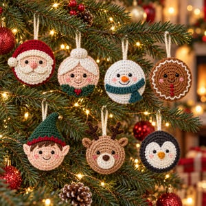 Op de afbeelding: Een set van zeven ronde gehaakte kerstornamenten met de gezichten van de Kerstman, Kerstvrouw, sneeuwman, peperkoekman, elf, rendier en pinguïn. Elk ornament is gemaakt van garen en is voorzien van een klein lusje om op te hangen.