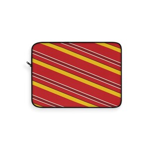 Abstracte laptophoes met racestrepen, rode race-schild en gele geometrische laptophoes (Modena Red), cadeau voor autoliefhebbers afbeelding 2