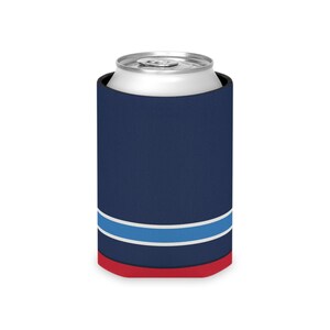 Enfriador de latas con diseño abstracto de rayas de carreras, aislante geométrico para latas en azul marino, azul celeste y rojo señal (Riviera Stripe), regalo para aficionados al automovilismo. imagen 4