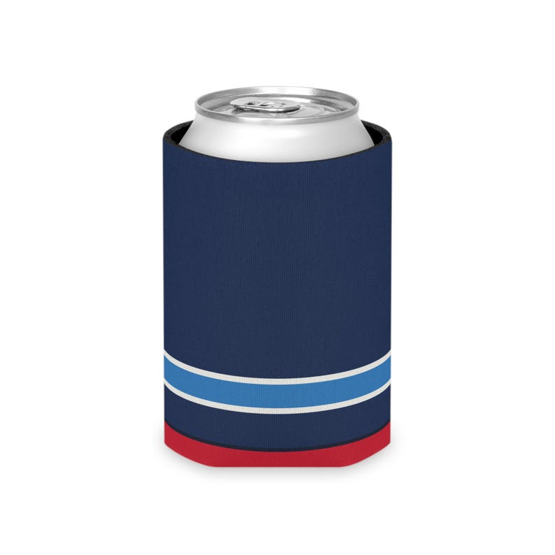 Enfriador de latas con diseño abstracto de rayas de carreras, aislante geométrico para latas en azul marino, azul celeste y rojo señal (Riviera Stripe), regalo para aficionados al automovilismo. imagen 4