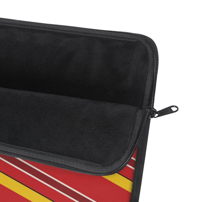 Abstracte laptophoes met racestrepen, rode race-schild en gele geometrische laptophoes (Modena Red), cadeau voor autoliefhebbers afbeelding 4