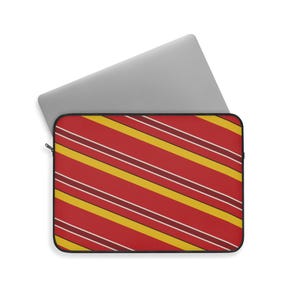 Abstracte laptophoes met racestrepen, rode race-schild en gele geometrische laptophoes (Modena Red), cadeau voor autoliefhebbers afbeelding 9