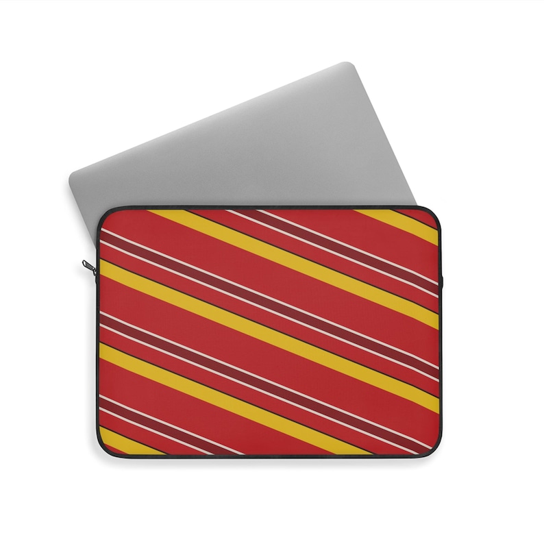 Abstracte laptophoes met racestrepen, rode race-schild en gele geometrische laptophoes (Modena Red), cadeau voor autoliefhebbers afbeelding 9