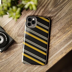 Funda para teléfono con estampado abstracto de rayas de carreras, cubierta geométrica negra y dorada (medianoche y dorado), regalo retro de deportes de motor. imagen 19