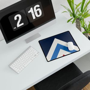 Abstract Racing Stripe Desk Mat, Navy Azure Signal Red Geometric Desk Pad (Riviera Stripe), Gift for Car Lovers Bild 8