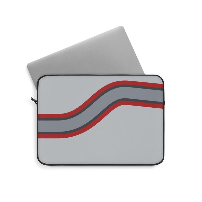 Funda para portátil con estampado abstracto de rayas de carreras, funda geométrica plateada y roja para portátil (Avus Silver), regalo para amantes de los coches. imagen 6