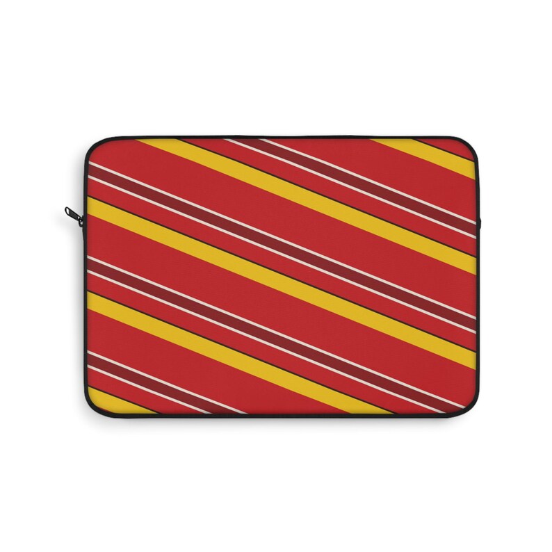 Abstracte laptophoes met racestrepen, rode race-schild en gele geometrische laptophoes (Modena Red), cadeau voor autoliefhebbers afbeelding 5