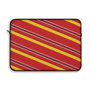Abstracte laptophoes met racestrepen, rode race-schild en gele geometrische laptophoes (Modena Red), cadeau voor autoliefhebbers afbeelding 8