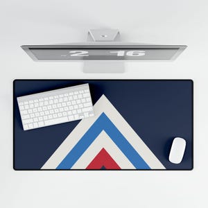 Abstract Racing Stripe Desk Mat, Navy Azure Signal Red Geometric Desk Pad (Riviera Stripe), Gift for Car Lovers Bild 5