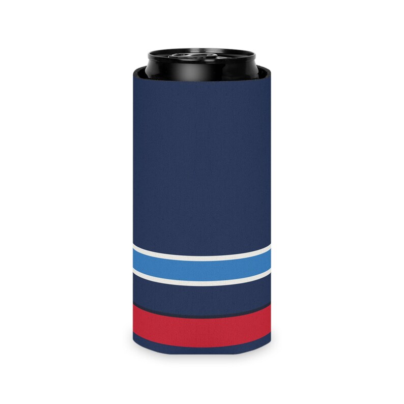 Enfriador de latas con diseño abstracto de rayas de carreras, aislante geométrico para latas en azul marino, azul celeste y rojo señal (Riviera Stripe), regalo para aficionados al automovilismo. imagen 8