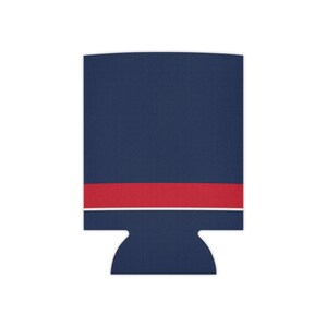Enfriador de latas con diseño abstracto de rayas de carreras, aislante geométrico para latas en azul marino, azul celeste y rojo señal (Riviera Stripe), regalo para aficionados al automovilismo. imagen 3