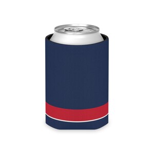 Enfriador de latas con diseño abstracto de rayas de carreras, aislante geométrico para latas en azul marino, azul celeste y rojo señal (Riviera Stripe), regalo para aficionados al automovilismo. imagen 5