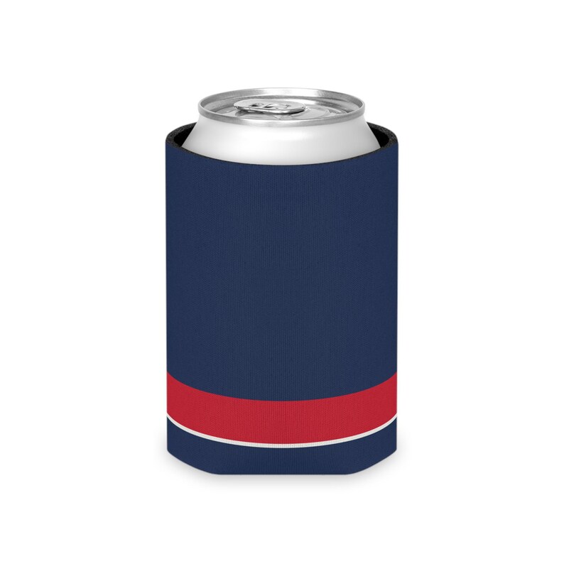 Enfriador de latas con diseño abstracto de rayas de carreras, aislante geométrico para latas en azul marino, azul celeste y rojo señal (Riviera Stripe), regalo para aficionados al automovilismo. imagen 5