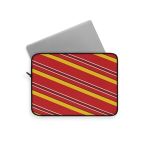 Abstracte laptophoes met racestrepen, rode race-schild en gele geometrische laptophoes (Modena Red), cadeau voor autoliefhebbers afbeelding 3