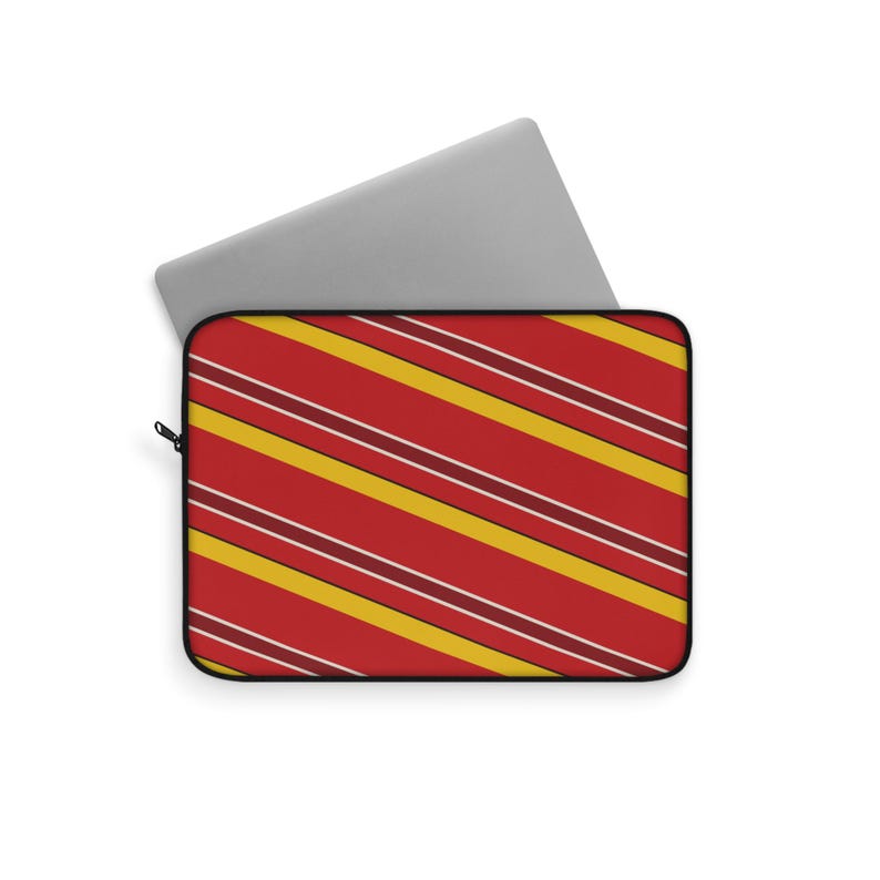 Abstracte laptophoes met racestrepen, rode race-schild en gele geometrische laptophoes (Modena Red), cadeau voor autoliefhebbers afbeelding 3