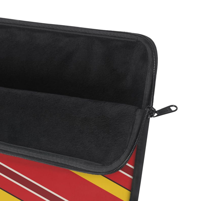 Abstracte laptophoes met racestrepen, rode race-schild en gele geometrische laptophoes (Modena Red), cadeau voor autoliefhebbers afbeelding 7