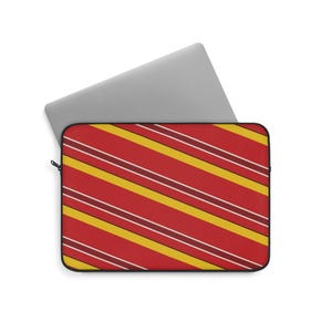 Abstracte laptophoes met racestrepen, rode race-schild en gele geometrische laptophoes (Modena Red), cadeau voor autoliefhebbers afbeelding 6