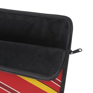 Abstracte laptophoes met racestrepen, rode race-schild en gele geometrische laptophoes (Modena Red), cadeau voor autoliefhebbers afbeelding 10