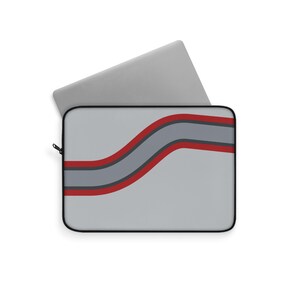 Funda para portátil con estampado abstracto de rayas de carreras, funda geométrica plateada y roja para portátil (Avus Silver), regalo para amantes de los coches. imagen 3