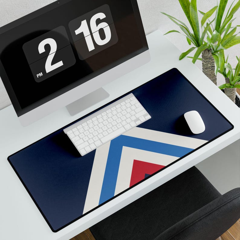 Abstract Racing Stripe Desk Mat, Navy Azure Signal Red Geometric Desk Pad (Riviera Stripe), Gift for Car Lovers Bild 4