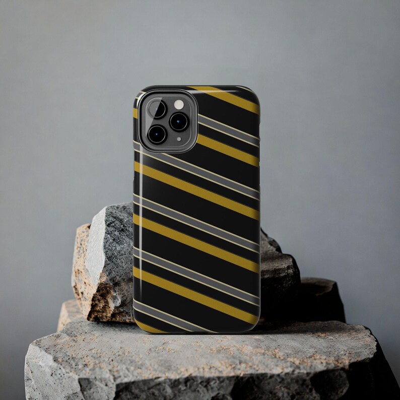 Funda para teléfono con estampado abstracto de rayas de carreras, cubierta geométrica negra y dorada (medianoche y dorado), regalo retro de deportes de motor. imagen 12