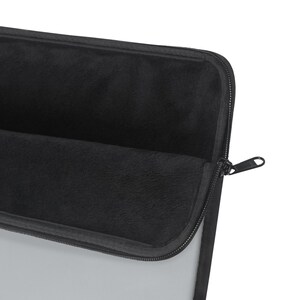 Funda para portátil con estampado abstracto de rayas de carreras, funda geométrica plateada y roja para portátil (Avus Silver), regalo para amantes de los coches. imagen 4