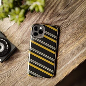 Funda para teléfono con estampado abstracto de rayas de carreras, cubierta geométrica negra y dorada (medianoche y dorado), regalo retro de deportes de motor. imagen 13