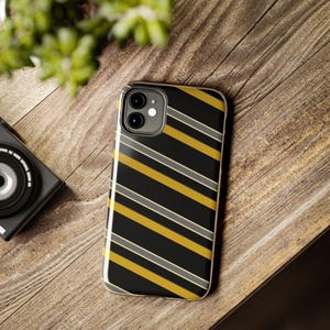 Funda para teléfono con estampado abstracto de rayas de carreras, cubierta geométrica negra y dorada (medianoche y dorado), regalo retro de deportes de motor. imagen 7