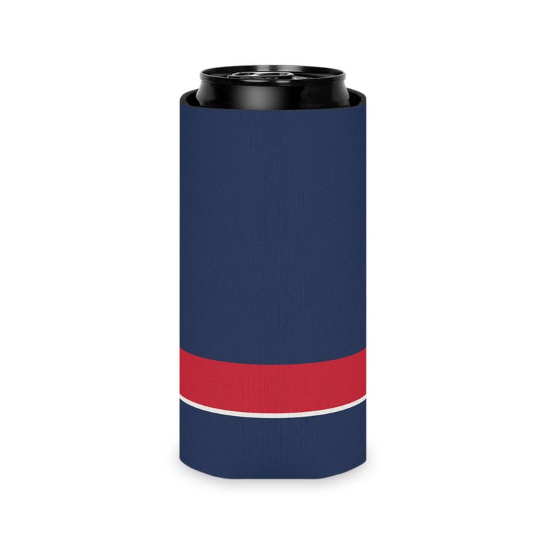 Enfriador de latas con diseño abstracto de rayas de carreras, aislante geométrico para latas en azul marino, azul celeste y rojo señal (Riviera Stripe), regalo para aficionados al automovilismo. imagen 9