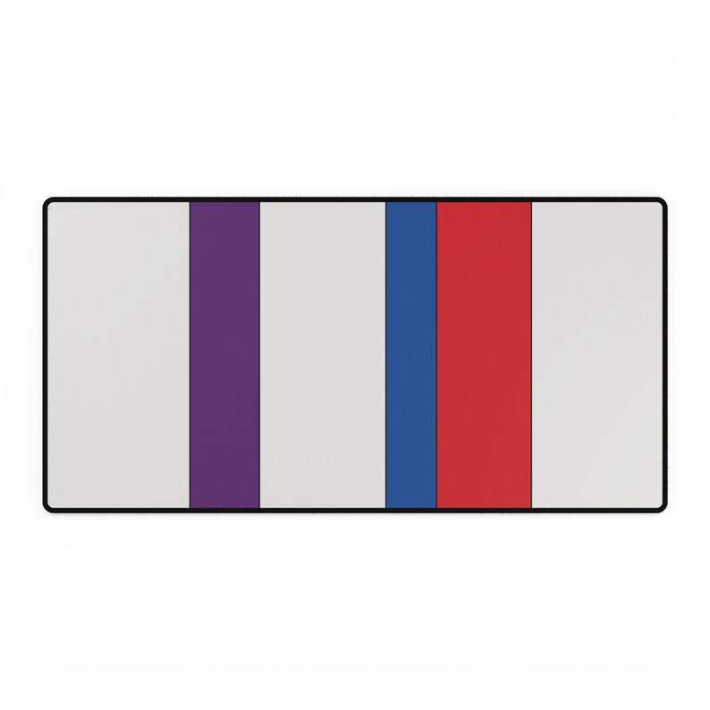 Alfombrilla de escritorio con diseño abstracto de rayas de carreras, alfombrilla geométrica azul claro violeta roja (Bavarian Three), regalo para amantes de los coches. imagen 2
