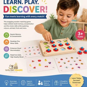 Op de afbeelding: Een houten bijpassend spel met een rechthoekig bord, rode ronde pionnen met blauwe knoppen en drie geïllustreerde kaarten met dieren, fruit en insecten. De tekst bevat LEARN. PLAY. DISCOVER!, TOTS & TINY THINKERS en 3+ YEARS.